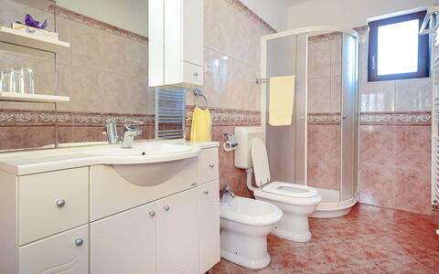 Stari Brist: Salle De Bains, Pièce, Propriété, Design Intérieur, Immobilier, Jaune, Maison, Évier, Meubles, Sol