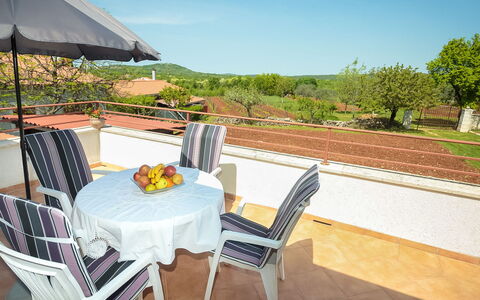 Stari Brist: Propriété, Meubles, Maison, Immobilier, Pièce, Bâtiment, Table, Villa, Patio, Vacances