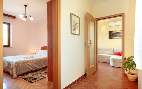 Stari Brist: Pièce, Meubles, Propriété, Lit, Chambre, Design Intérieur, Sol, Bâtiment, Mur, Drap De Lit