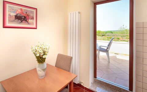 Stari Brist: Pièce, Propriété, Design Intérieur, Meubles, Maison, Immobilier, Sol, Bâtiment, Porte, Domicile