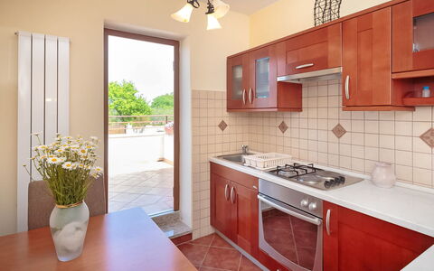 Stari Brist: Comptoir, Pièce, Propriété, Cabinetry, Meubles, Cuisine, Bâtiment, Design Intérieur, Évier, Immobilier