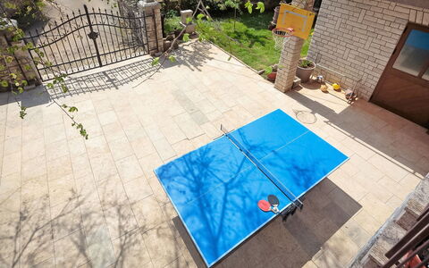 Lišera: Propriété, Herbe, Arbre, Immobilier, Maison, Architecture, Sol, Plante, Domicile, Loisir