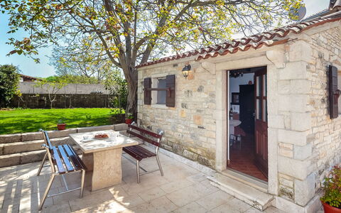 Lišera: Propriété, Maison, Bâtiment, Immobilier, Domicile, Cour, Zone Résidentielle, Chalet, Mur, Pièce