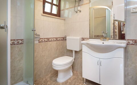 Lišera: Salle De Bains, Propriété, Pièce, Luminaire Plomberie, Design Intérieur, Architecture, Mur, Sol, Accessoire Salle De Bain, Immobilier