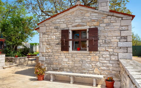 Lišera: Propriété, Maison, Bâtiment, Mur, Immobilier, Chalet, Domicile, Architecture, Mur De Pierre, Brique