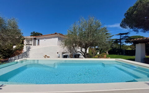 Omer: L'Eau, Ciel, Propriété, Plante, Bleu Azur, Piscine, Bleu, Rectangle, Ombre, Bâtiment