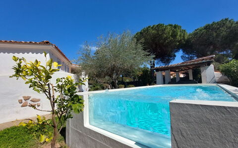 Omer: L'Eau, Plante, Ciel, Propriété, Bâtiment, Piscine, Bleu Azur, Rectangle, Architecture, Arbre