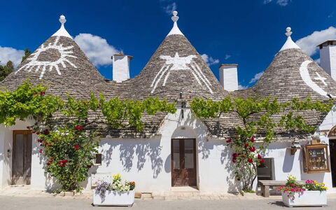 Villa Orchidea: Bâtiment, Architecture, Maison, Tourisme, Toit, Arbre, Lieu De Culte, Site Historique, Domicile, Vacances