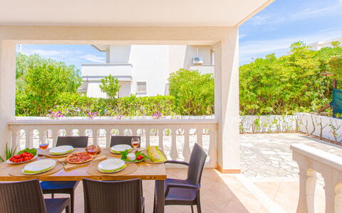 Villa Orchidea: Propriété, Pièce, Bâtiment, Immobilier, Maison, Design Intérieur, Meubles, Table, Domicile, Balcon