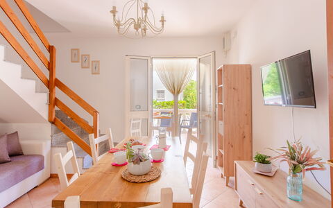 Villa Orchidea: Pièce, Propriété, Design Intérieur, Meubles, Maison, Bâtiment, Immobilier, Salon, Table, Domicile