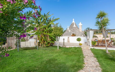 Trullo Suenn Con Piscina: Propriété, Maison, Immobilier, Bâtiment, Herbe, Domicile, Biens, Arbre, Pelouse, Jardin