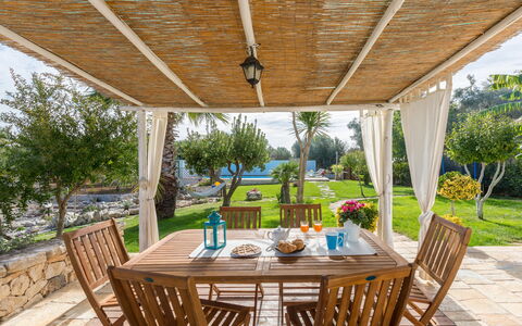 Trullo Suenn Con Piscina: Propriété, Immobilier, Porche, Bâtiment, Patio, Maison, Domicile, Biens, Pièce, Meubles