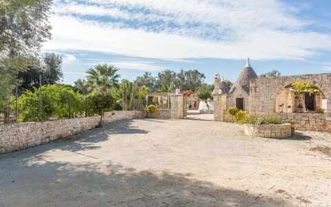 Trullo Suenn Con Piscina: Propriété, Ciel, Mur, Bâtiment, Lot Terre, Immobilier, Maison, Arbre, Biens, Paysage