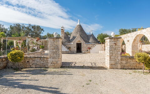 Trullo Suenn Con Piscina: Propriété, Bâtiment, Mur, Maison, Ciel, Immobilier, Architecture, Village, Vacances, Zone Rurale