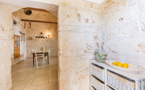 Trullo Suenn Con Piscina: Propriété, Pièce, Tuile, Design Intérieur, Mur, Sol, Salle De Bains, Jaune, Bâtiment, Maison