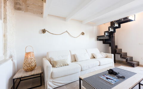 Vista Mare Da Zio Piero: Pièce, Design Intérieur, Propriété, Meubles, Salon, Mur, Table, Bâtiment, Maison, Sol