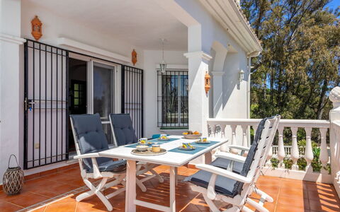 Villa Juna: Table, Meubles, Propriété, Bâtiment, Chaise, Fenêtre, Design Intérieur, Bois, Ombre, Porche