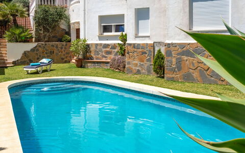 Villa Juna: L'Eau, Plante, Fenêtre, Bâtiment, Bleu Azur, Piscine, Plan D'Eau, Herbe, Loisir, Paysage