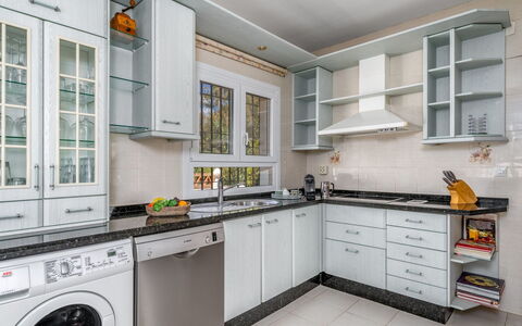 Villa Juna: Meubles, Propriété, Table, Cabinetry, Chaise, Bois, Bâtiment, Éclairage, Comptoir, Design Intérieur