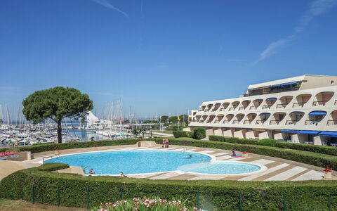 Port Camargue 30: L'Eau, Ciel, Plante, Propriété, Bâtiment, Bleu Azur, Piscine, Arbre, Design Urbain, Loisir