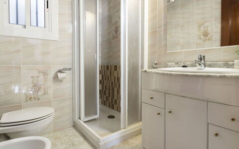 Domingo: Salle De Bains, Propriété, Pièce, Tuile, Robinet, Design Intérieur, Mur, Sol, Accessoire Salle De Bain, Luminaire Plomberie