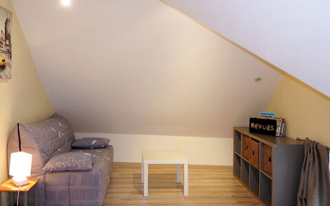 Le Graffi'Ty: Pièce, Propriété, Sol, Design Intérieur, Meubles, Mur, Grenier, Maison, Jaune, Bâtiment