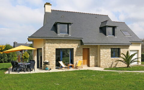 Golf de Bretagne: Plante, Ciel, Nuage, Bâtiment, Fenêtre, Maison, Lot Terre, Herbe, Siding, Arbre