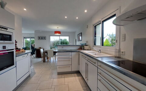 Golf de Bretagne: Cabinetry, Comptoir, Robinet, Évier, Evier, Meubles, Cuisine, Luminaire Plomberie, Éclairage, Bois