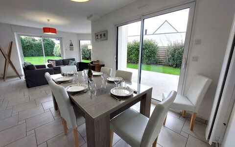 Golf de Bretagne: Table, Meubles, Fenêtre, Chaise, Plante, Design Intérieur, Bois, Sol, Bâtiment