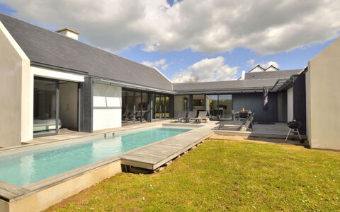 Villa Noalou: Nuage, Ciel, Piscine, Bâtiment, Lot Terre, Ombre, Herbe, L'Eau, Maison, Zone Résidentielle
