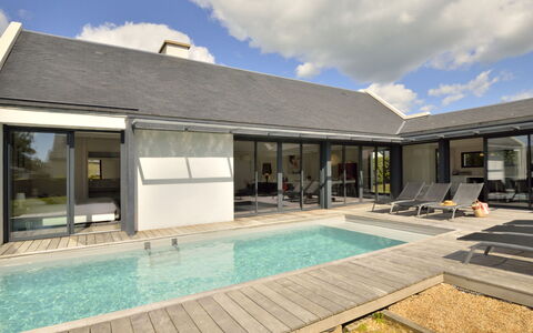 Villa Noalou: Ciel, Nuage, L'Eau, Propriété, Bâtiment, Piscine, Bleu Azur, Plante, Maison, Ombre