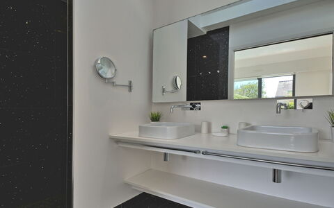 Villa Noalou: Miroir, Robinet, Luminaire Plomberie, Évier, Lavabo, Bâtiment, Salle De Bains, Armoire De Toilette, Design Intérieur