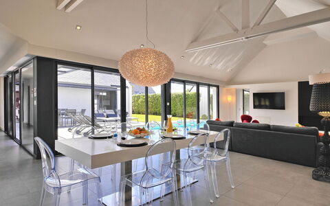 Villa Noalou: Table, Meubles, Propriété, Comptoir, Cuisine, Canapé, Bois, Design Intérieur, Chaise, Sol