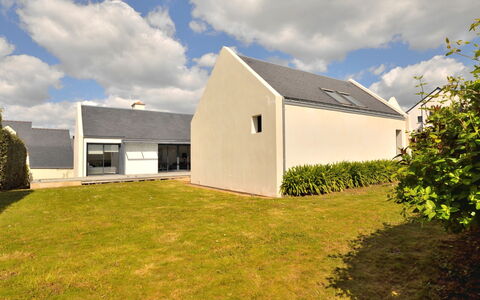 Villa Noalou: Nuage, Ciel, Plante, Bâtiment, Lot Terre, Herbe, Maison, Fenêtre, Paysage, Chalet