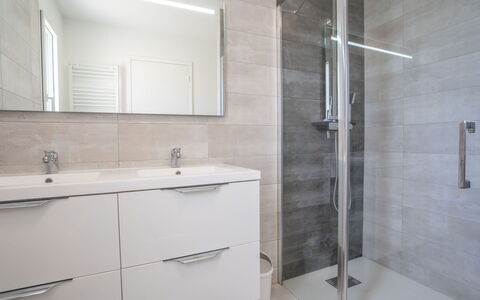 Les Dunes: Miroir, Propriété, Évier, Luminaire Plomberie, Tete De Douche, Salle De Bains, Armoire De Toilette, Robinet, Porte De Douche