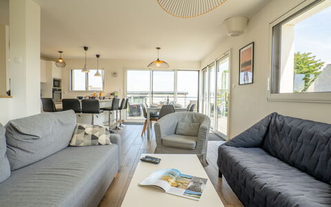 Les Dunes: Table, Canapé, Meubles, Confort, Bleu Azur, Fenêtre, Design Intérieur, Bâtiment, Salon, Oreiller