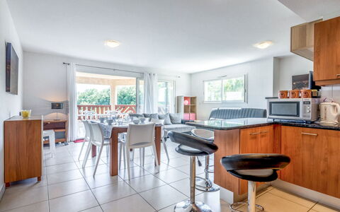 Presqu'île de la Lagune: Propriété, Meubles, Table, Cabinetry, Comptoir, Appareil De Cuisine, Design Intérieur, Éclairage, Cuisine, Bois