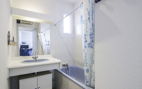 Port Camargue 330: Propriété, Pièce, Salle De Bains, Bâtiment, Mur, Maison, Design Intérieur, Immobilier, Architecture, Tuile