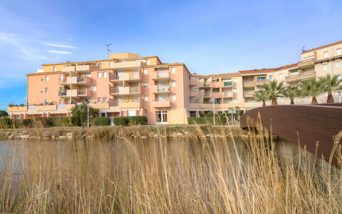 Port Camargue 330: Ciel, Bâtiment, Plante, Nuage, Bleu Azur, Fenêtre, Lot Terre, Bloc Tour, Condominium, Arbre