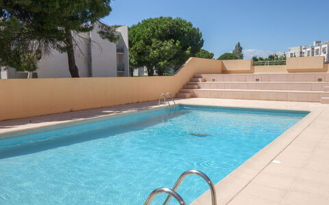 Port Camargue 330: L'Eau, Jour, Propriété, Ciel, Piscine, Bâtiment, Bleu Azur, Rectangle, Ombre, Arbre
