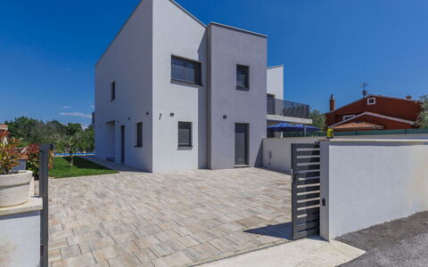 Villa Isabela: Ciel, Propriété, Plante, Bâtiment, Fenêtre, Lot Terre, Porte, Design Urbain, Arbre