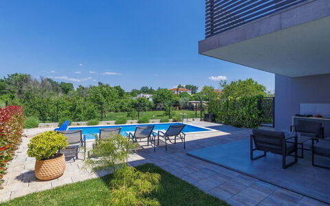 Villa Isabela: Plante, Ciel, L'Eau, Piscine, Bâtiment, Bleu Azur, Ombre, Mobilier De Jardin, Pot De Fleur, Arbre