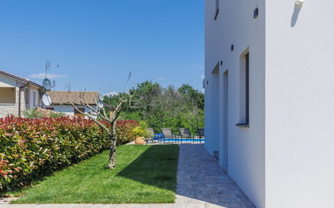 Villa Isabela: Plante, Ciel, Bâtiment, Fenêtre, Lot Terre, Fleur, Design Urbain, Surface De La Route, Herbe, Façade
