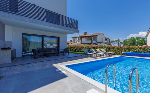 Villa Isabela: L'Eau, Ciel, Plante, Piscine, Bâtiment, Ombre, Maison, Mobilier De Jardin, Immobilier, Loisir