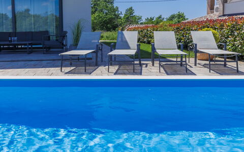 Villa Isabela: L'Eau, Meubles, Ciel, Plante, Piscine, Bleu Azur, La Nature, Bleu, Chaise, Rectangle