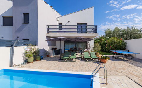 Villa Leonardo: Piscine, Zone Résidentielle, Domicile, Composite, Ombre, Mobilier De Jardin, Biens, Parapluie, Recours, Villa
