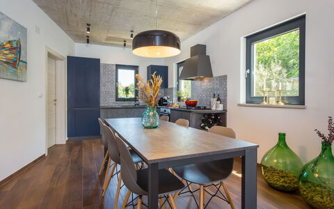Villa Leonardo: Ciel, Table, Meubles, Jour, Propriété, Plante, Montagne, Bleu Azur, Chaise, La Nature