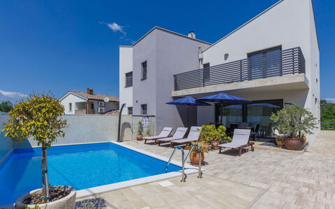 Villa Leonardo: Ciel, Plante, Propriété, L'Eau, Bâtiment, Piscine, Bleu Azur, Pot De Fleur, Ombre, Mobilier De Jardin