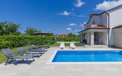 Villa Zirdum: Ciel, Plante, Nuage, Meubles, Piscine, Bâtiment, Ombre, Chaise, Lot Terre, Mobilier De Jardin
