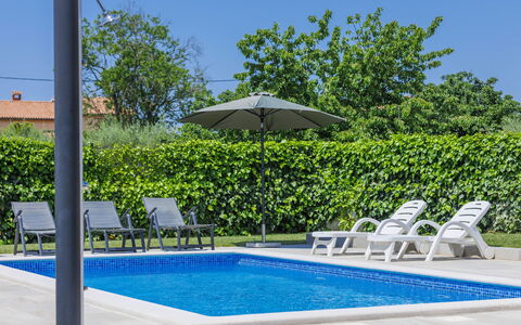Villa Zirdum: L'Eau, Plante, Ciel, Piscine, Bleu Azur, La Nature, Bâtiment, Mobilier De Jardin, Ombre, Arbre